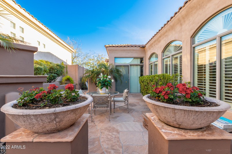 gracious fireple loung area