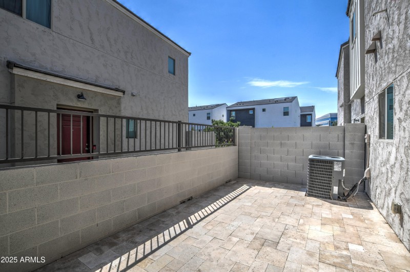 Patio w Travertine Pavers