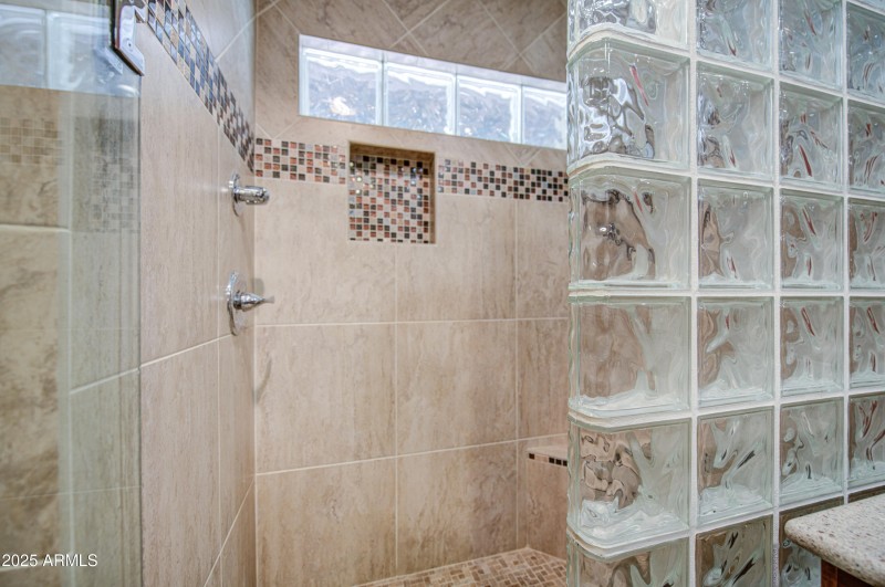 Bathroom 2-pic 3