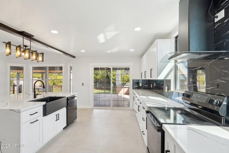 14-web-or-mls-E Estrid Ave-014