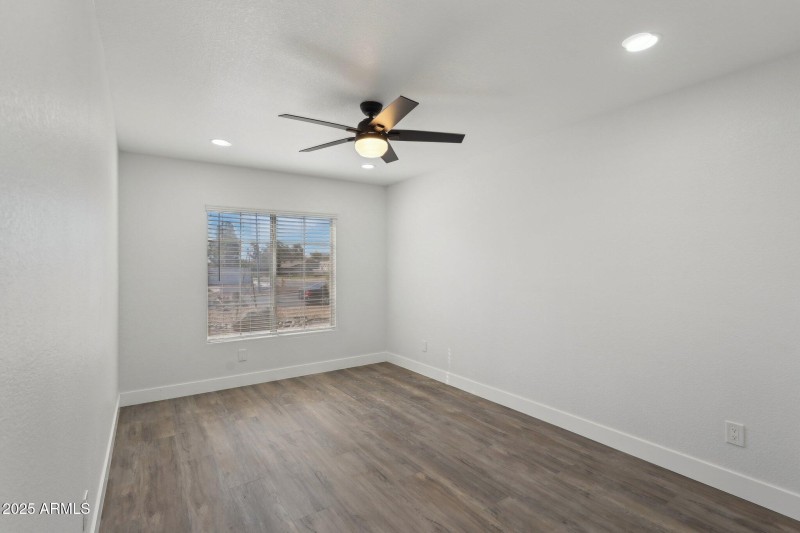19-web-or-mls-E Estrid Ave-019