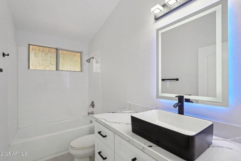 26-web-or-mls-E Estrid Ave-026