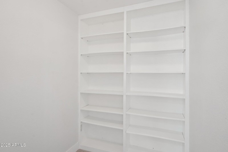 24-web-or-mls-E Estrid Ave-024