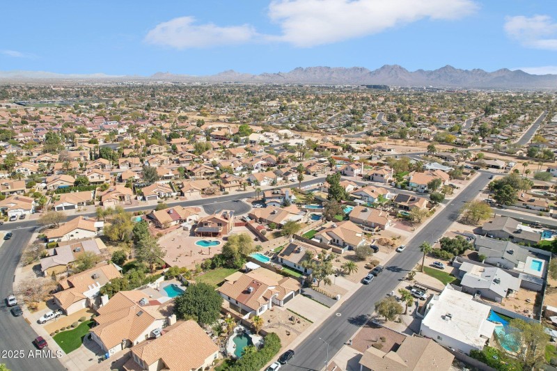 50-web-or-mls-E Estrid Ave-050