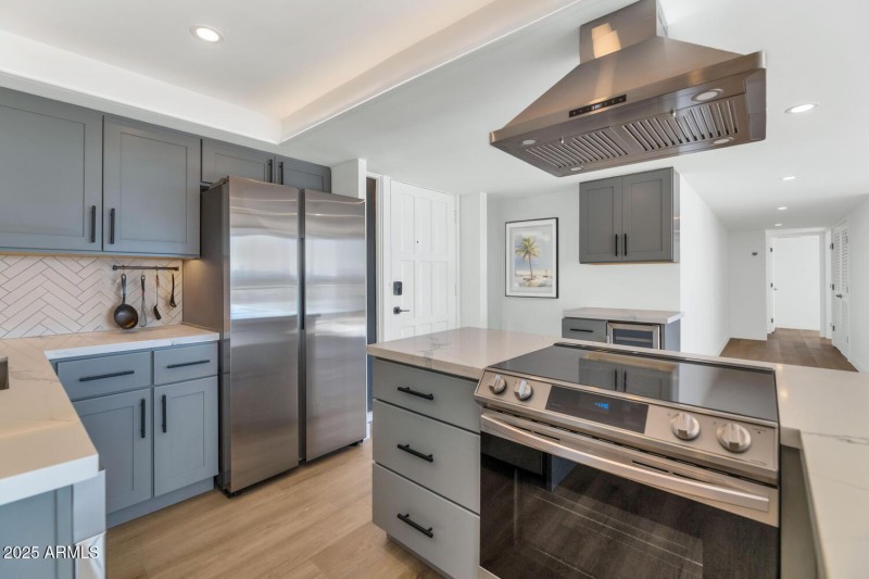 2323 N Central Ave-large-021-030-2323 N