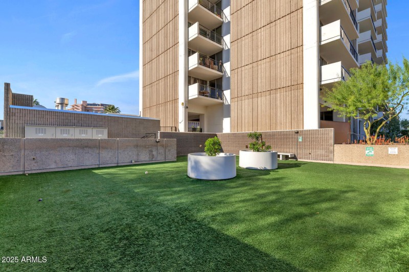 2323 N Central Ave-large-035-008-2323 N