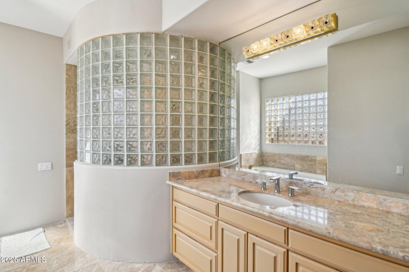 2nd bedroom suite washroom