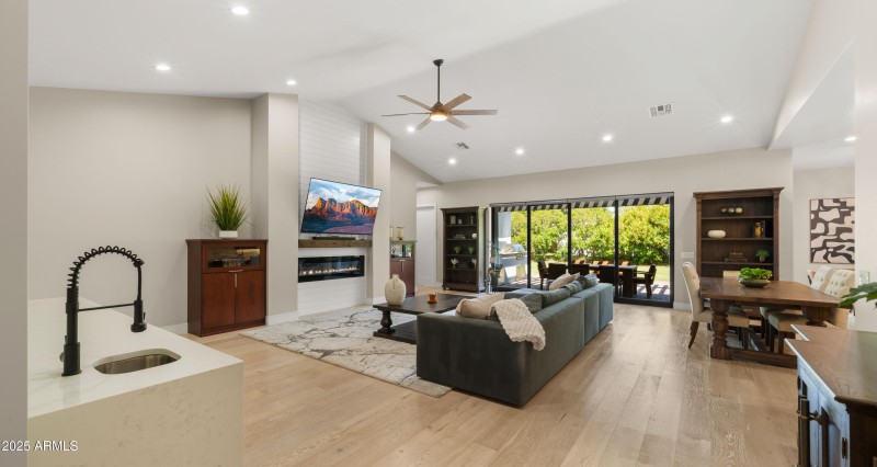 Vaulted Ceilings in Main Living Area