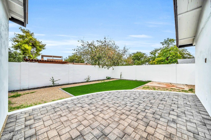 4301 E Bluefield Ave-35