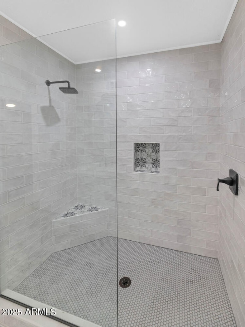 4642 N 31st St-large-024-016-TOD6220-750