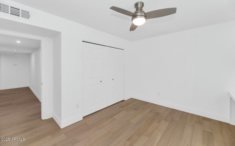 4642 N 31st St-large-027-023-TOD6233-150