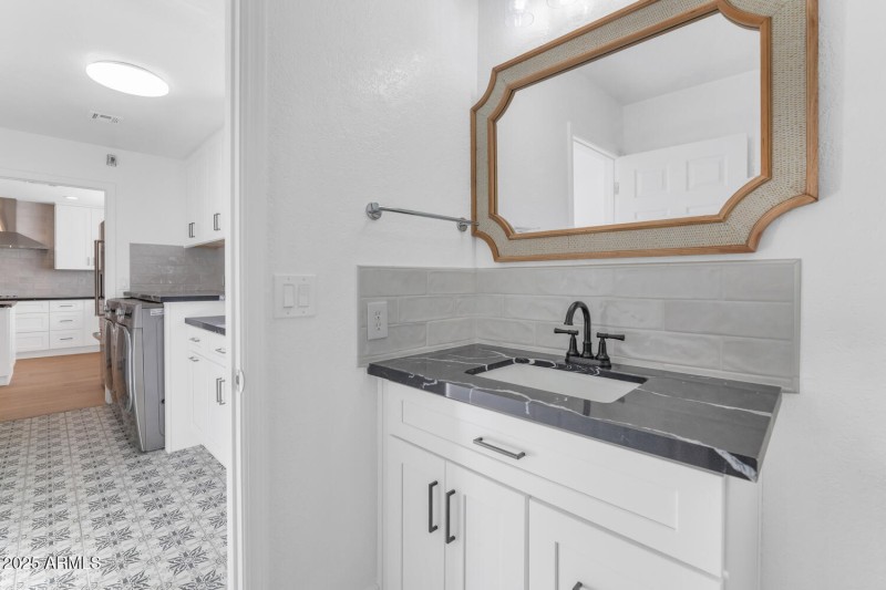 4642 N 31st St-large-031-033-TOD2174-150