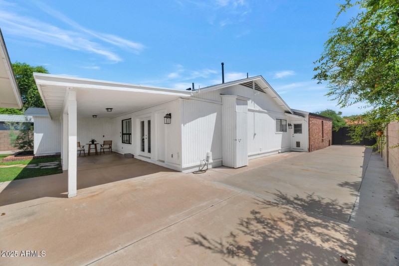 4642 N 31st St-large-037-039-TOD6241-150