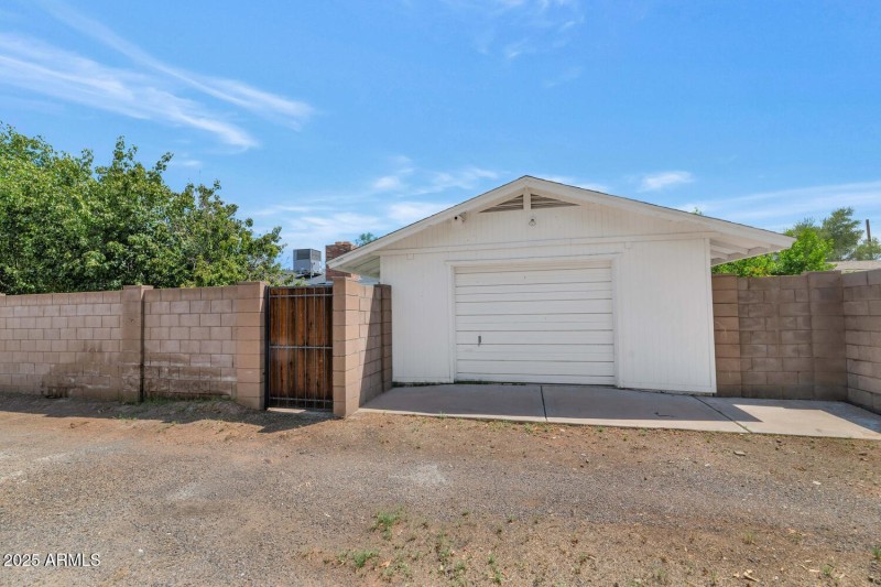 4642 N 31st St-large-038-025-TOD6237-150