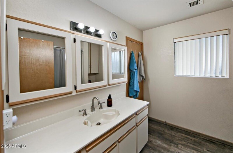 11-Bathroom