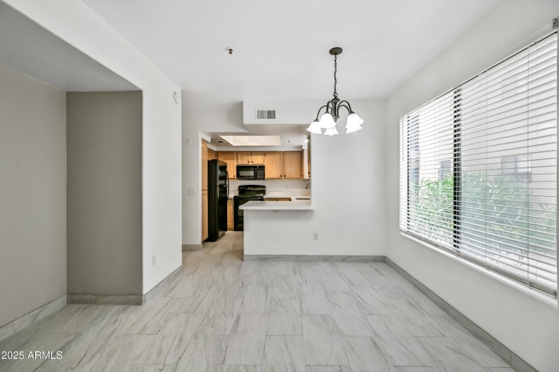 8-4925EDCA149-ocupix