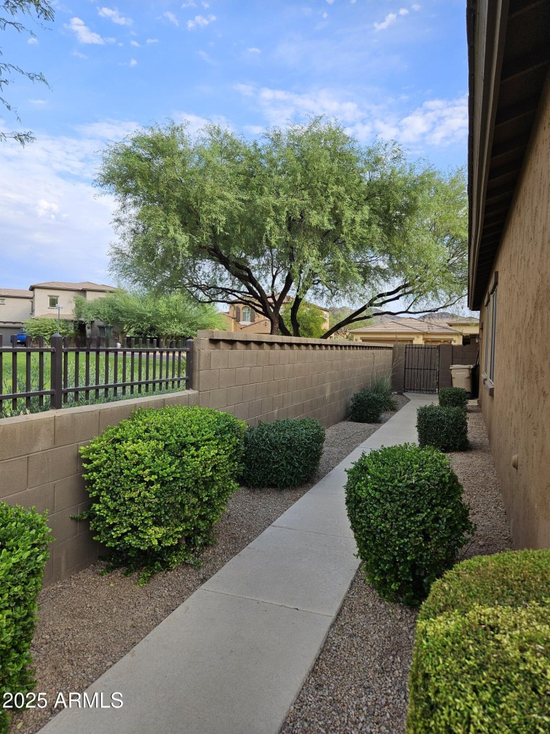 Sideyardwgate
