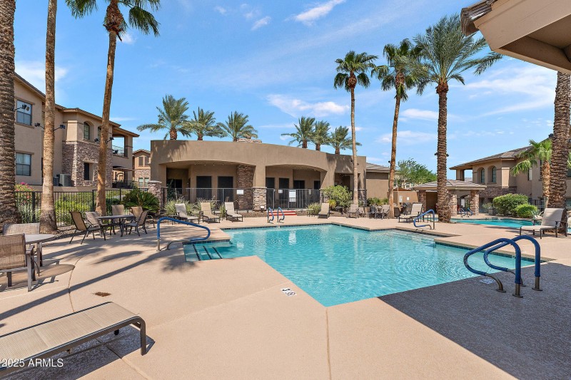 POOLS & CLUBHOUSE