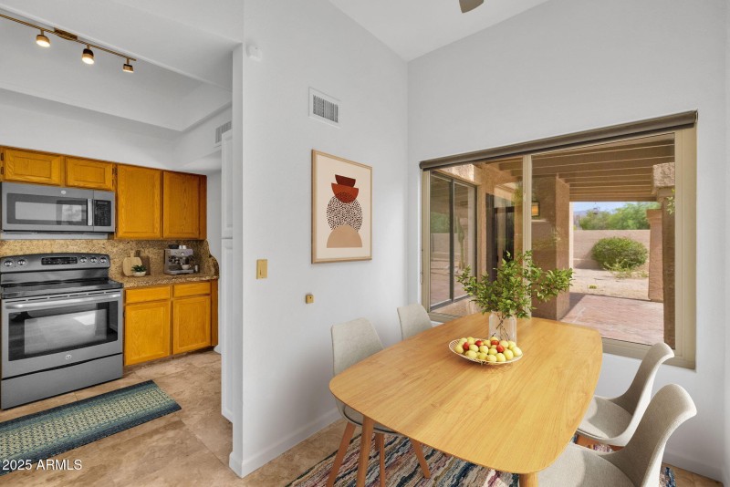 Eat-In kitchen