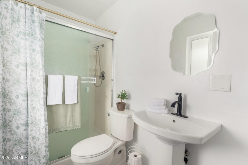 MasterBath W/Walk in Shower