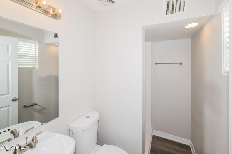 025-photo-primary-bathroom-12308971