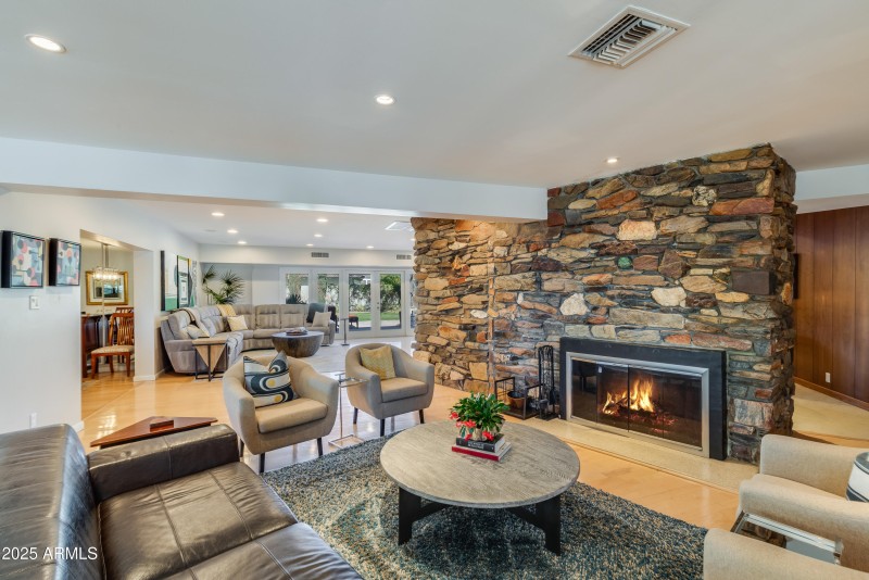 345 W Gardenia-10