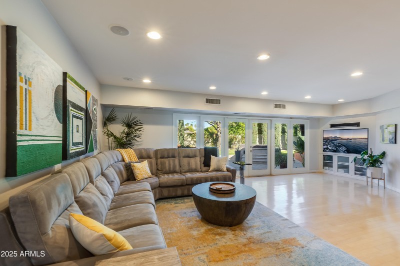 345 W Gardenia-22