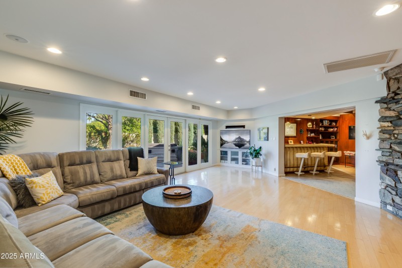 345 W Gardenia-24