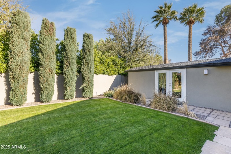 345 W Gardenia-50