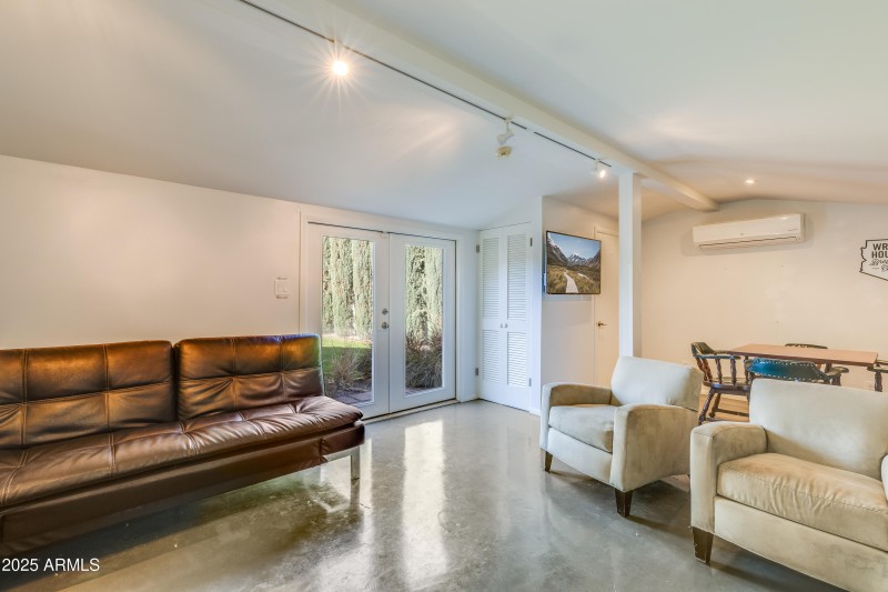 345 W Gardenia-52