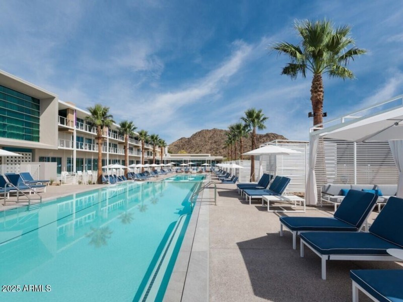 044_HOTEL SWIMMING POOL