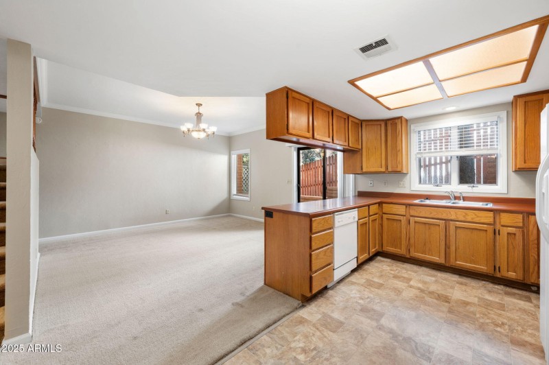 EAT-IN KITCHEN