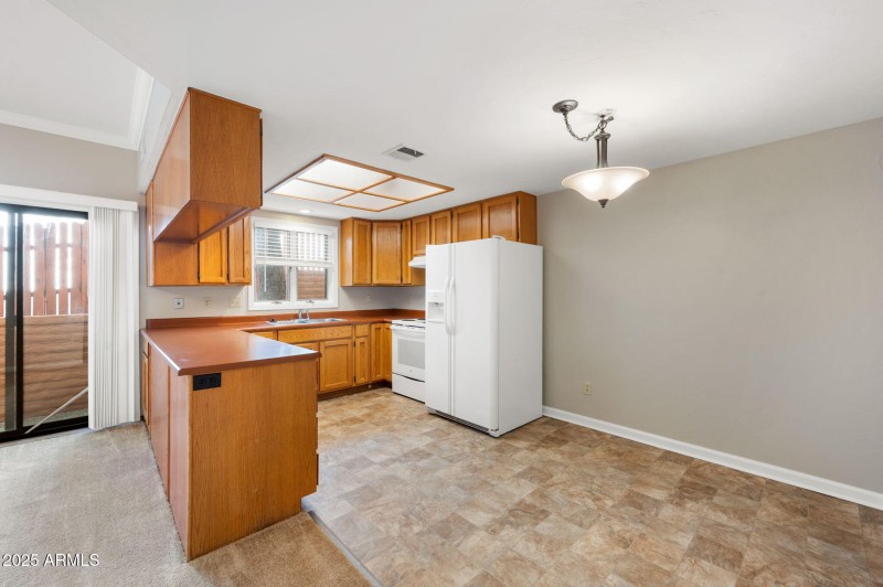 EAT-IN KITCHEN