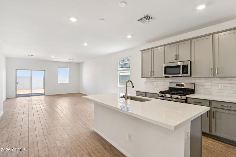 12-web-or-mls-W Moeller Rd-S2208-012