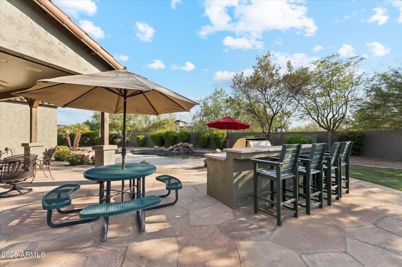 Outdoor Kitchen & Dining