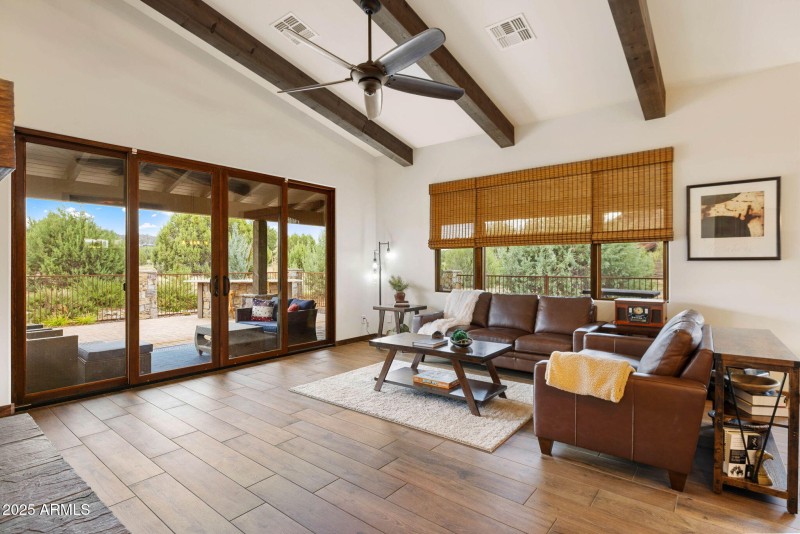 15-Living Room (2)
