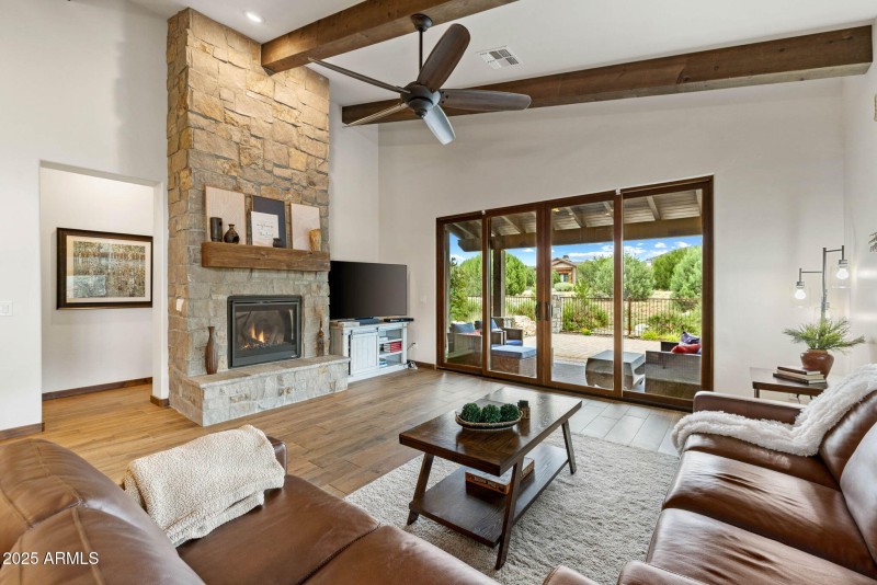 17-Living Room (4)