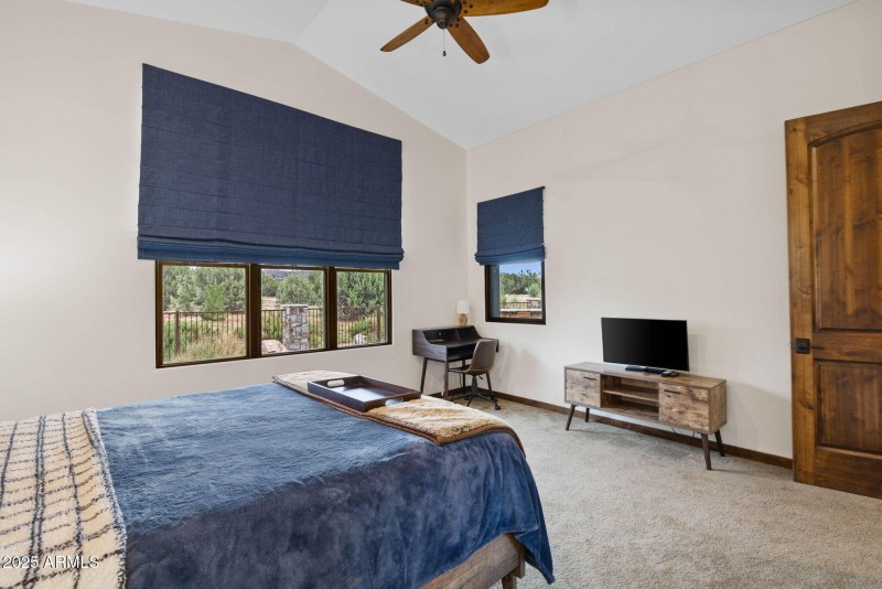 19-Primary Bedroom (2)