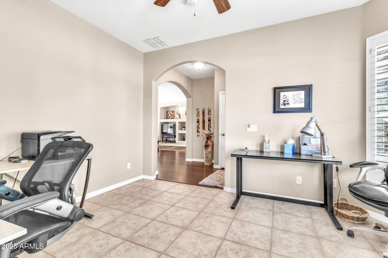 3929 E Peach Tree Dr-23