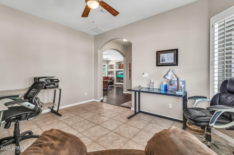 3929 E Peach Tree Dr-24