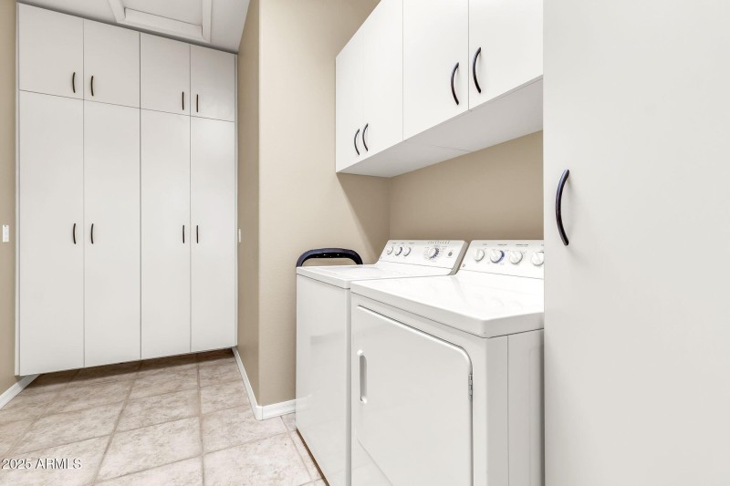Laundry w/ Storage