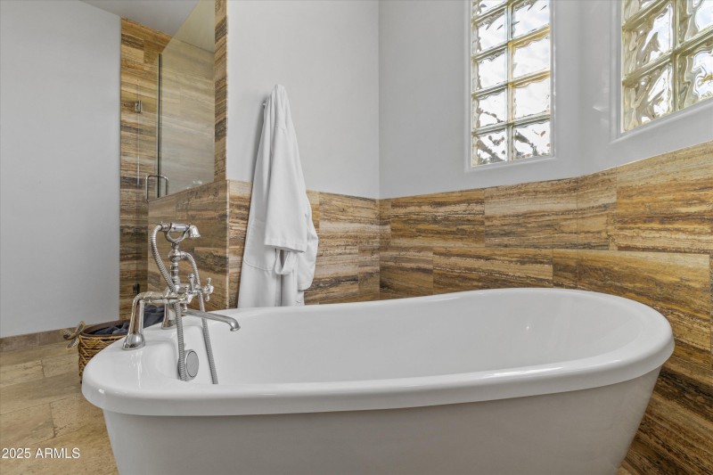 Stand-alone Tub