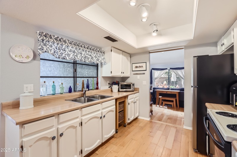 LIGHT & BRIGHT KITCHEN