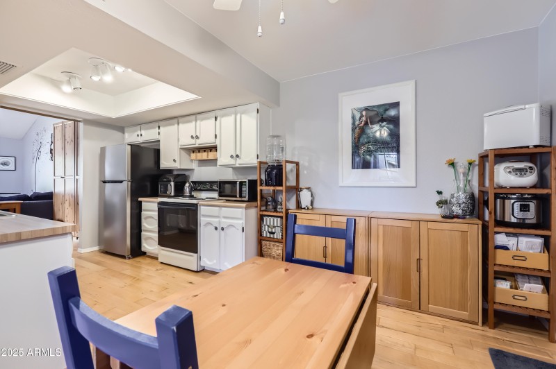 BREAKFAST & KITCHEN