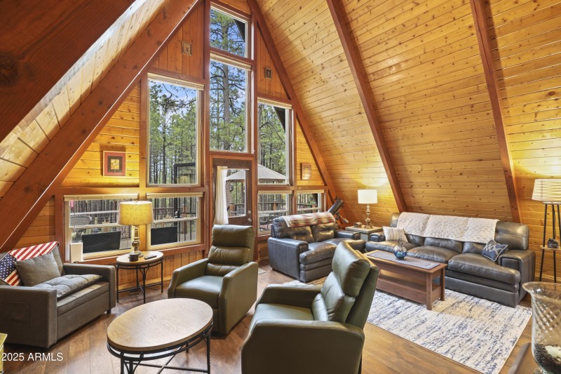 Extra Lrg Great Rm w/ Amazing Windows