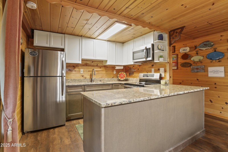 Fully Renovated Kitchen/Granite Counters