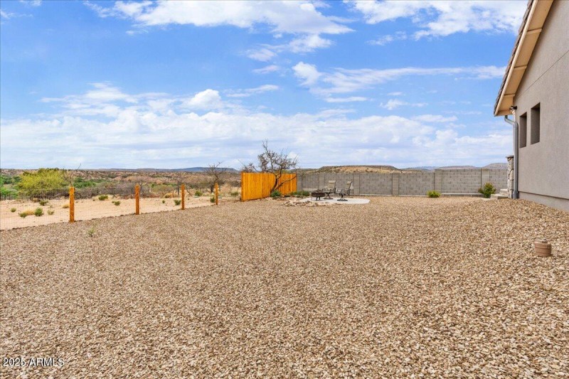 38-Sideyard Area