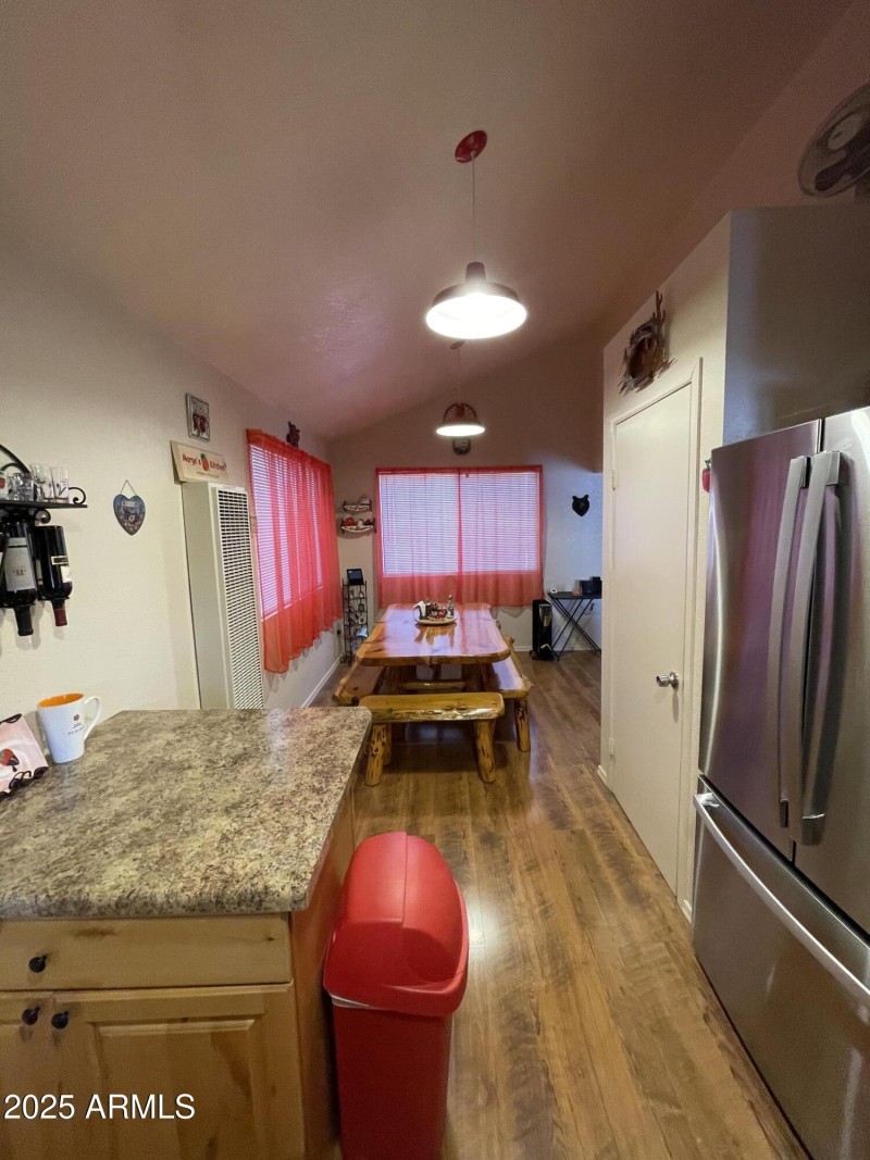Kitchen & Dining