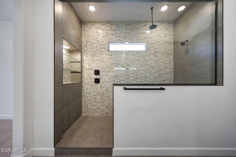 1027 Walk In Shower