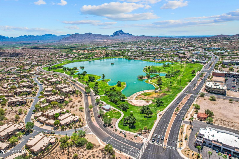 Walk to beautiful Fountain park